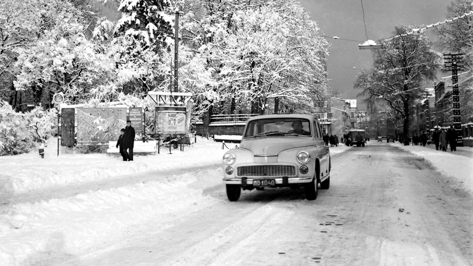 Dzisijesza ulica Piłsudskiego (dawniej: Bohater&oacute;w Stalingradu) zasypana śniegiem. Foto: Andrzej Ryfczyński